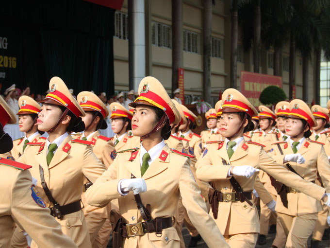 Các nữ Học viên chuyên ngành cảnh sát giao thông đã phải tập duyệt kỹ để chuẩn bị cho diễu binh trong ngày khai giảng